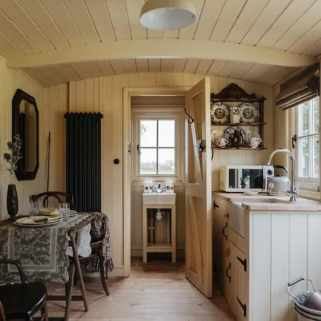 The Shepherds Huts & The Well Lodge At Ormesby Manor Ormesby Saint Michael Exterior photo