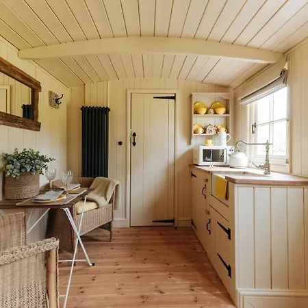 The Shepherds Huts & The Well Lodge At Ormesby Manor Ormesby Saint Michael Exterior photo