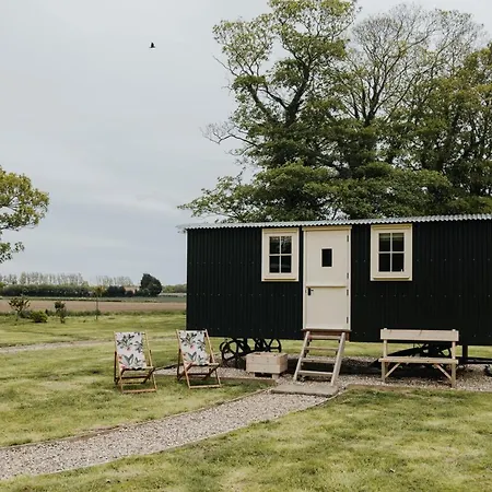 The Shepherds Huts & The Well Lodge At Ormesby Manor Ormesby Saint Michael Exterior photo