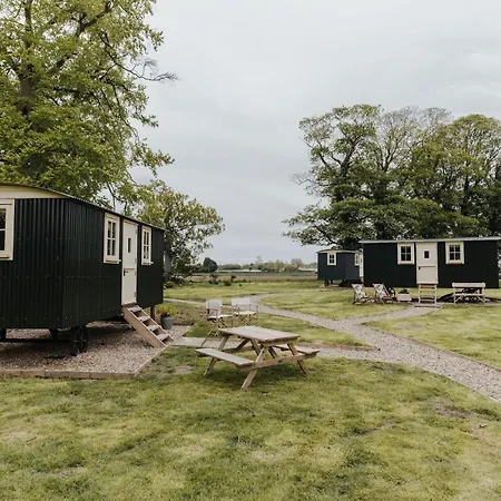 The Shepherds Huts & The Well Lodge At Ormesby Manor Ormesby Saint Michael Exterior photo