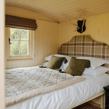 The Shepherds Huts & The Well Lodge At Ormesby Manor Ormesby Saint Michael Exterior photo