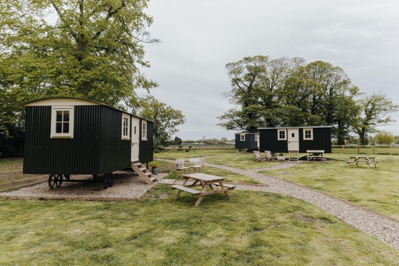 The Shepherds Huts & The Well At Ormesby Manor Casa rural