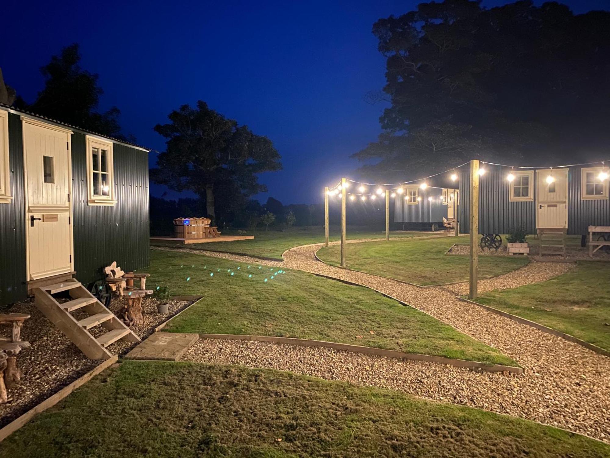 The Shepherds Huts & The Well At Ormesby Manor Casa rural *